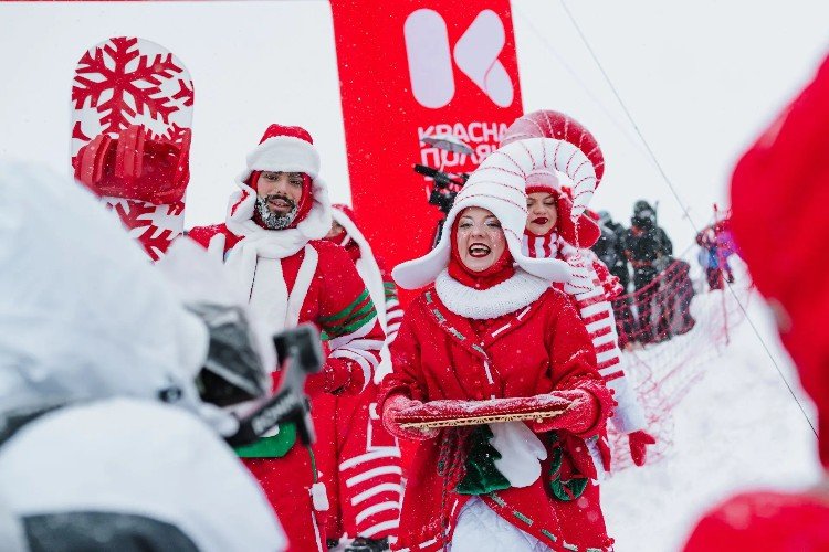 Люди в костюмах