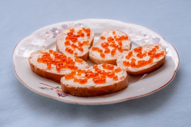 Бутерброды с красной икрой