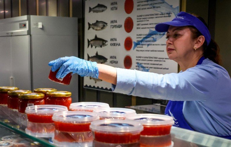 Продавец икры за прилавком