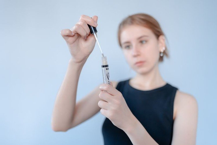 Девушка с косметикой в руке