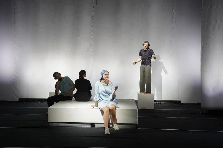 Фрагмент спектакля «Инстинкт самосохранения»