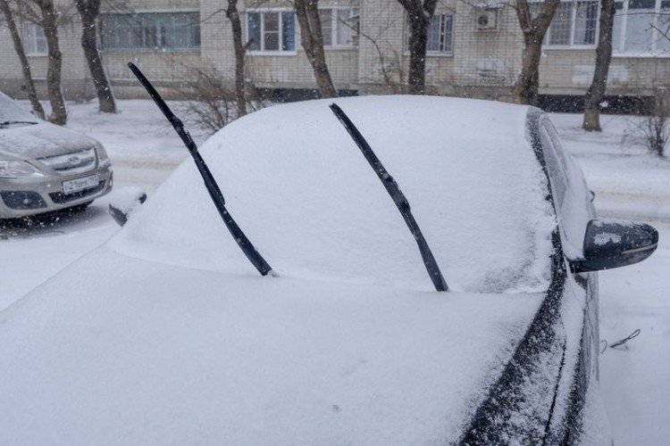 Машина засыпана снегом