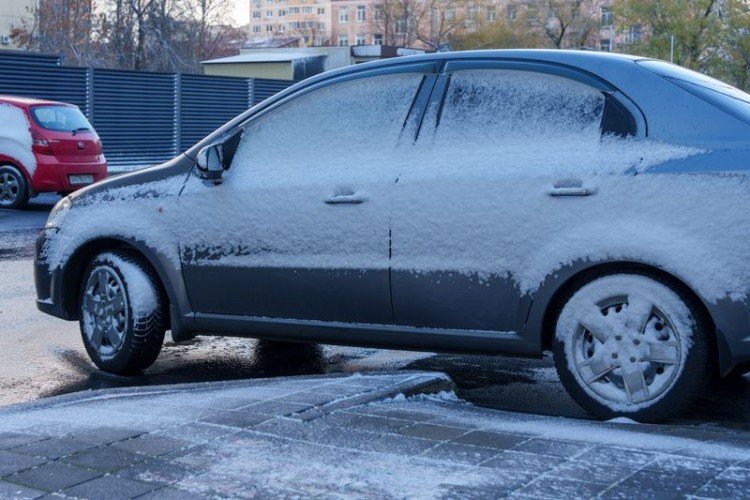 Машина в снегу