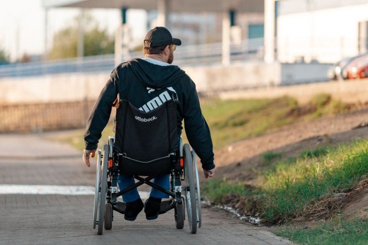 Мужчина в инвалидной коляске