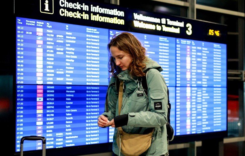 Девушка на фоне табло