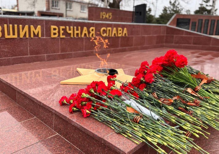 На мемориале «Вечный Огонь» в Усть-Лабинске