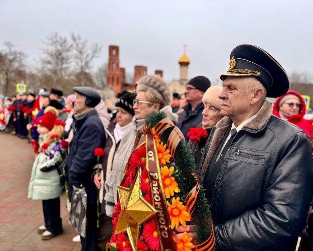 На мемориале «Вечный Огонь» в Усть-Лабинске