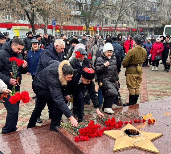 На мемориале «Вечный Огонь» в Усть-Лабинске
