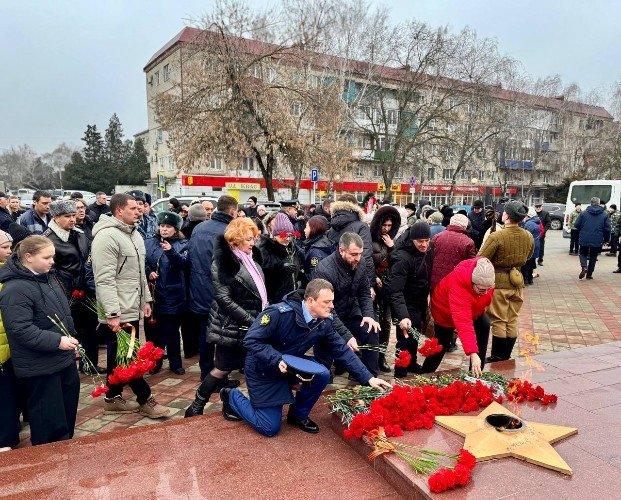 На мемориале «Вечный Огонь» в Усть-Лабинске