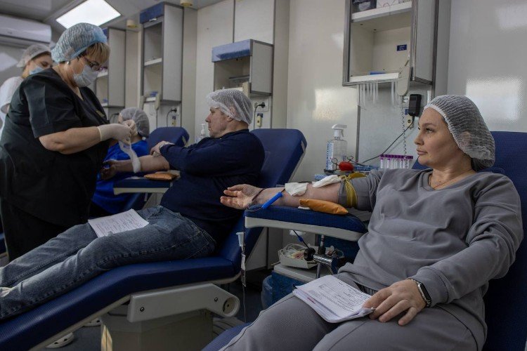 Сотрудники Усть-Лабинского элеватора сдают донорскую кровь
