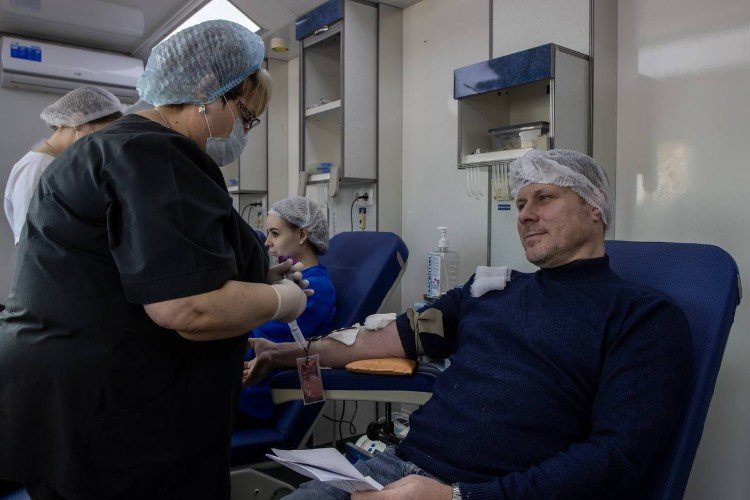 Сотрудники Усть-Лабинского элеватора сдают донорскую кровь