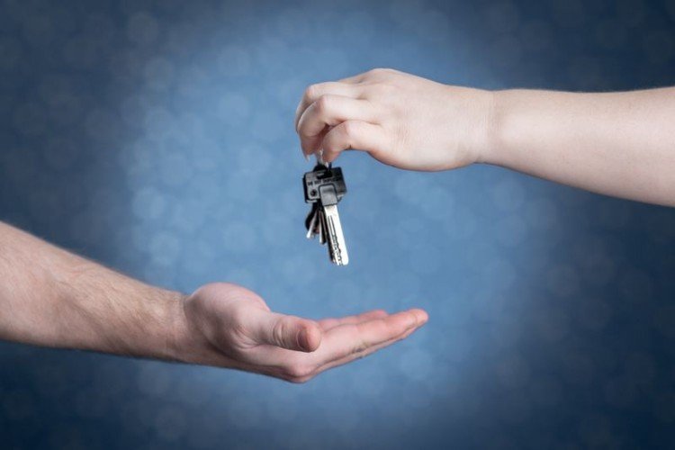 Две руки и ключи