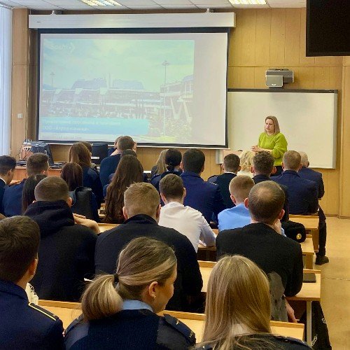 Аудитория со студентами и преподавателем