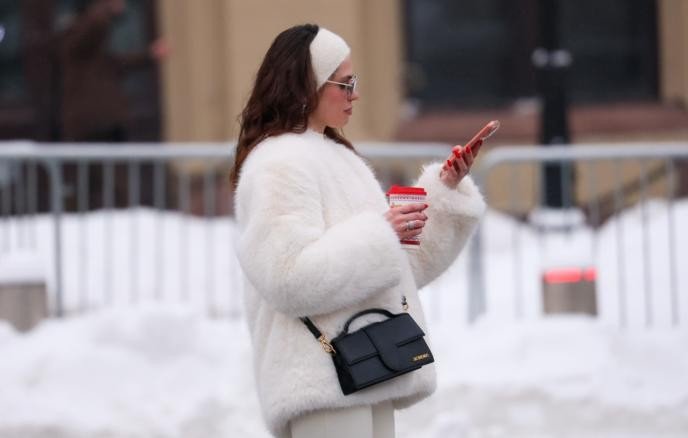 Девушка с телефоном в руках