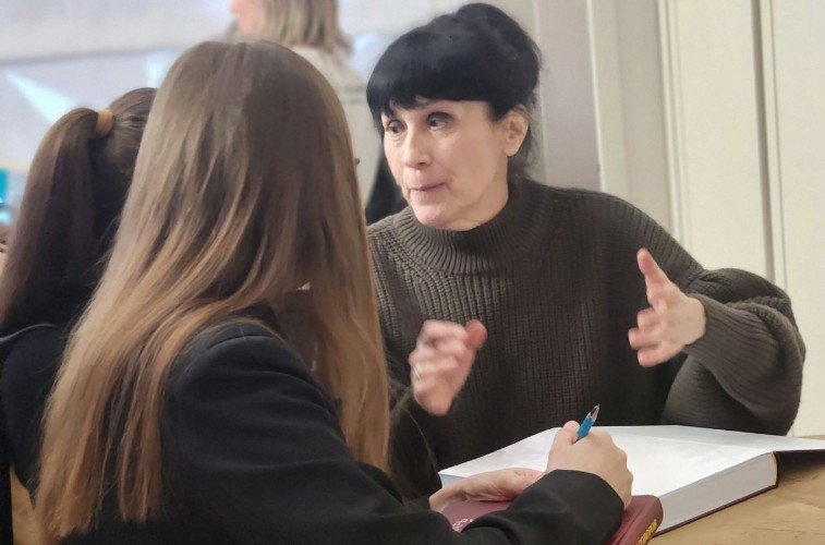 Ольга Борисова раздаёт автографы