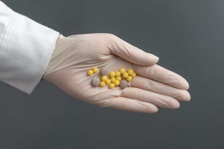 Рука с таблетками