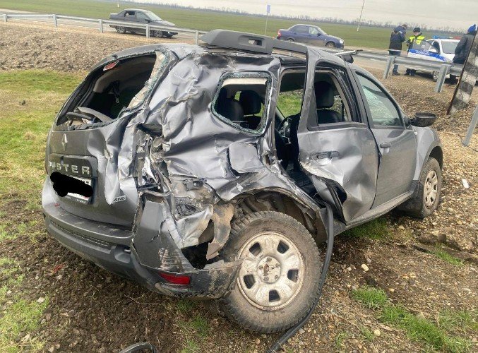 Искорёженная легковая машина