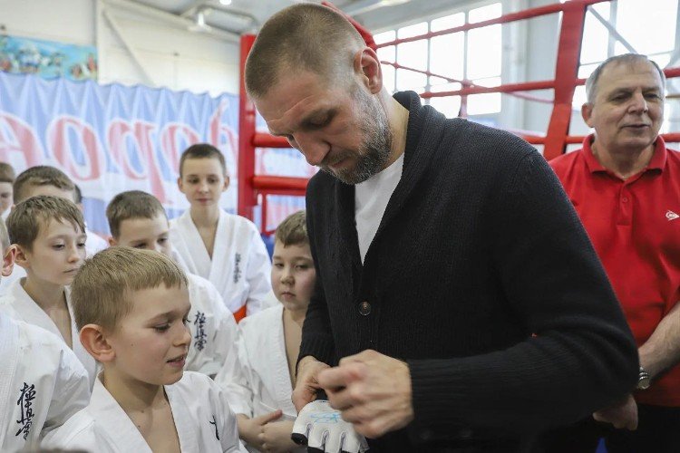 Дмитрий Пирог раздаёт автографы юным спортсменам Усть-Лабинска