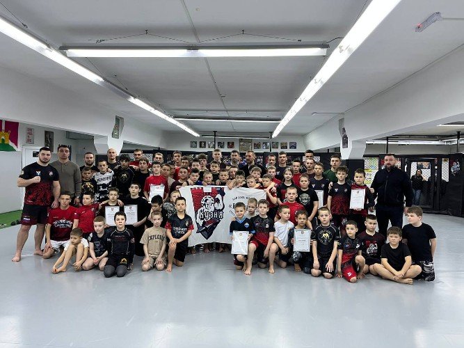 Спортсмены, тренеры и гости в БК "Кузня"