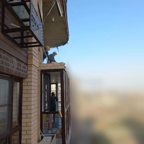 Поврежденный балкон и стена дома