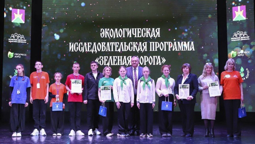 Николай Моисеев с награждёнными участниками проекта