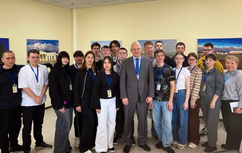 Студенты и наставник с руковосдством Аэропорта Сочи