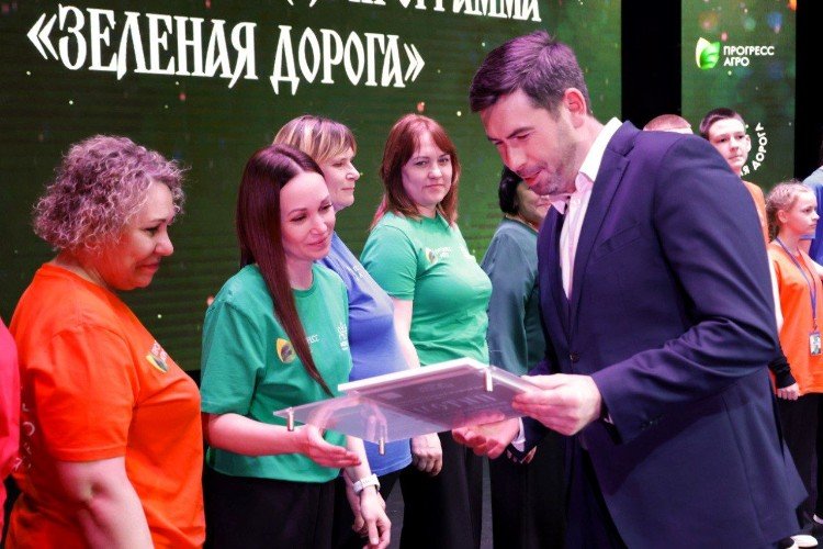 Глава Усть-Лабинского района Станислав Гайнюченко награждает участников проекта