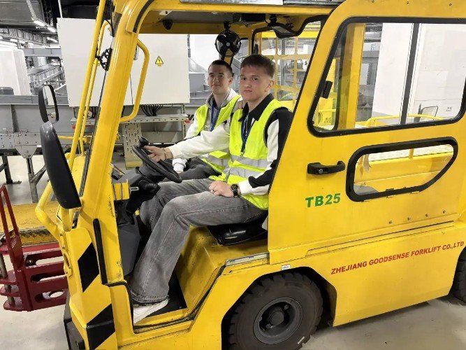 Молодые люди на транспорте