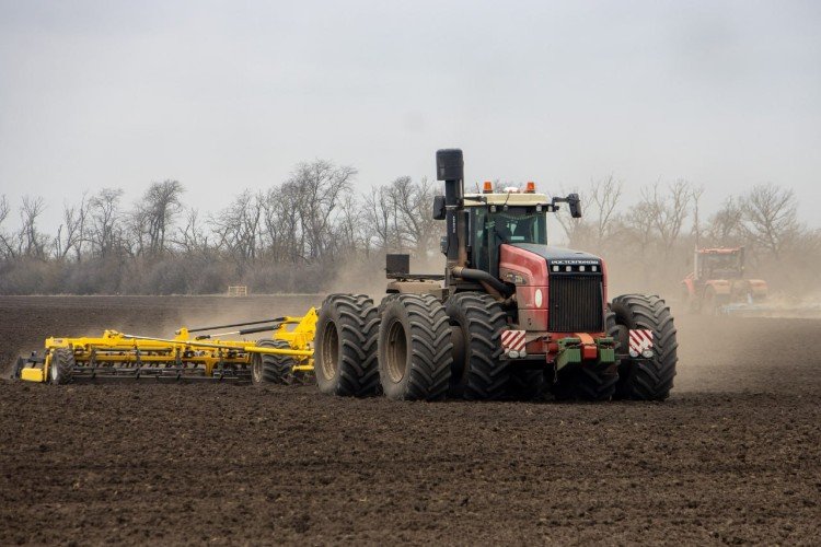 Трактор на посевной