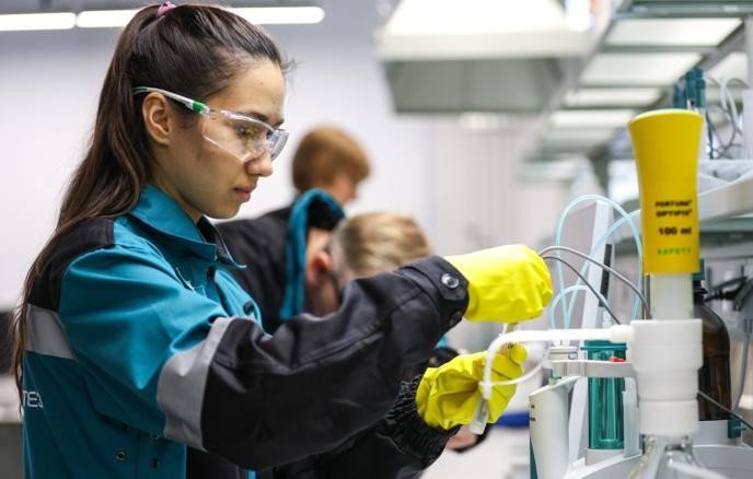 Девушка на производстве