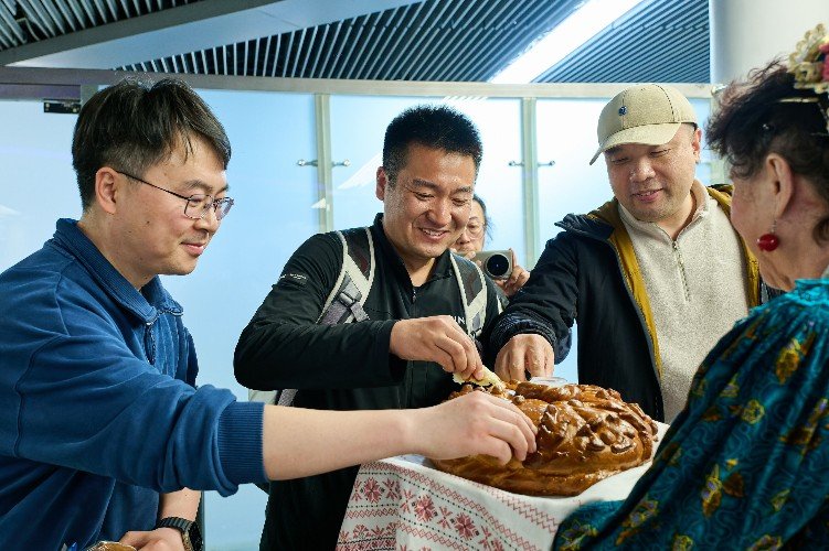 Мужчин встречают хлебом и солью