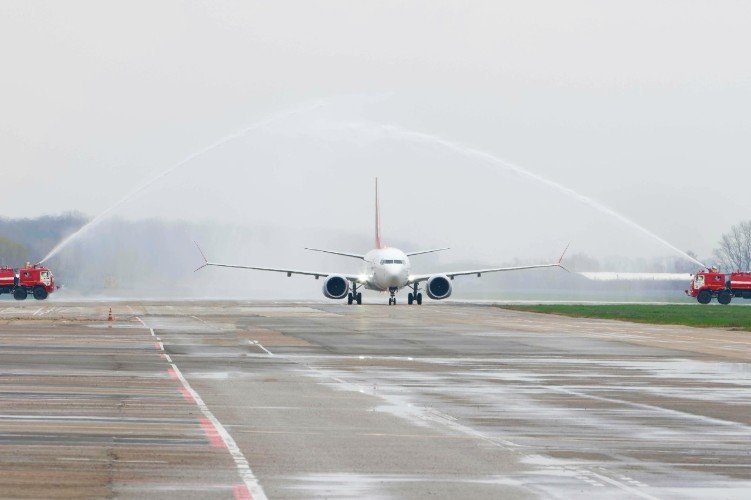 Самолёт обливают водой