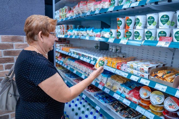 Покупатель в продуктовом магазине
