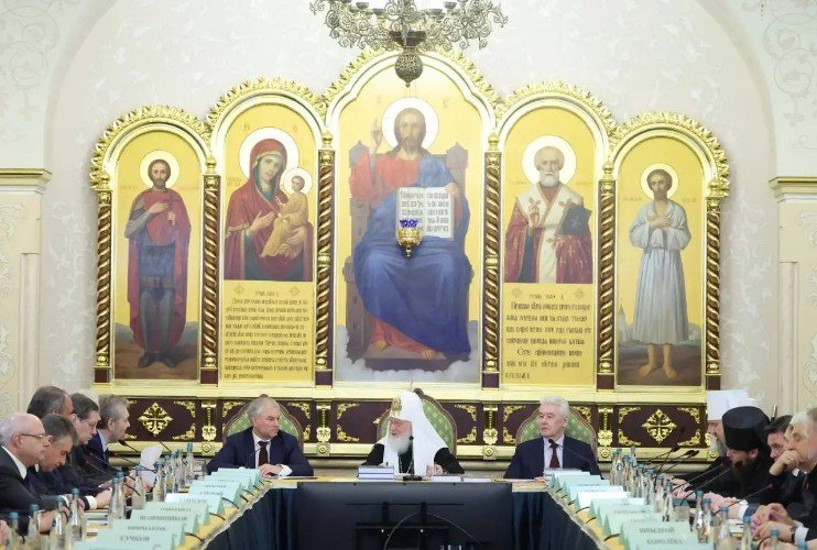 Слева направо: (в центре) Вячеслав Володин, Патриарх Кирилл и Сергей Собянин