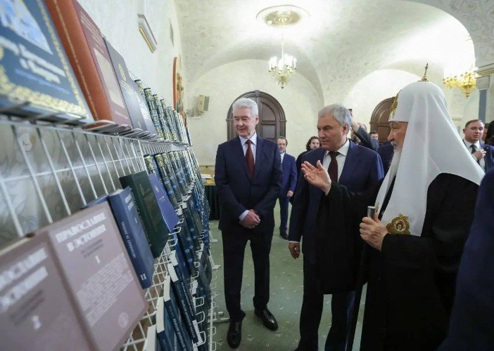 Патриарх Кирилл, Вячеслав Володин и Сергей Собянин на книжной выставке в кафедральном соборе Христа Спасителя, Москва