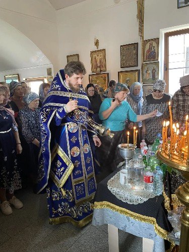 Усть-лабинский благочинный с кадилом