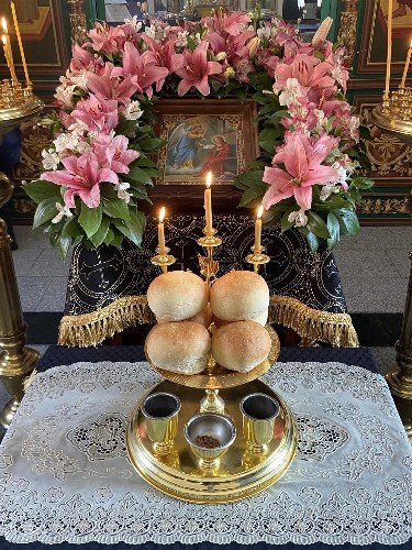 Хлебцы у иконы Благовещения