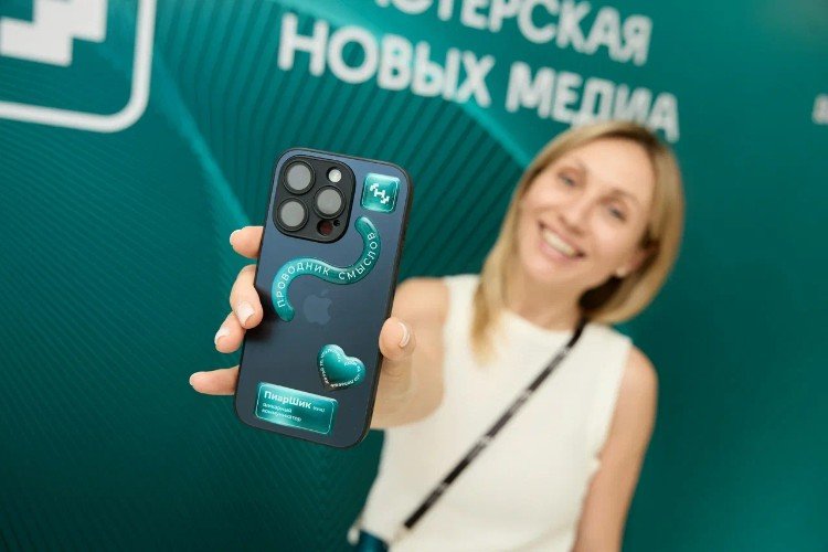 девушка с телефоном