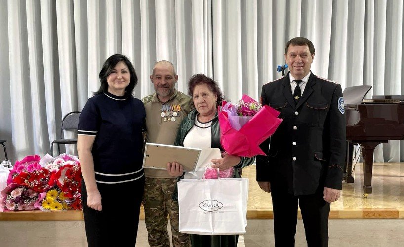 Анна Придня и Виктор Васильченко с родителями казака-бойца СВО
