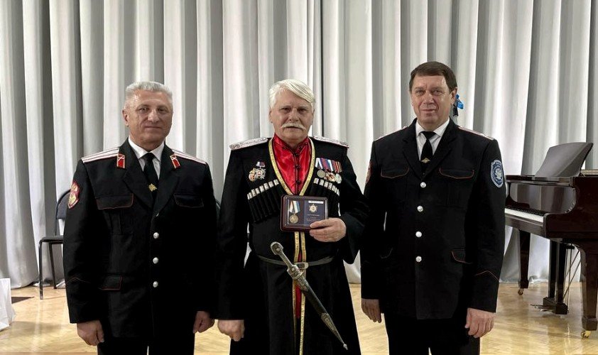 Атаманы с казаками