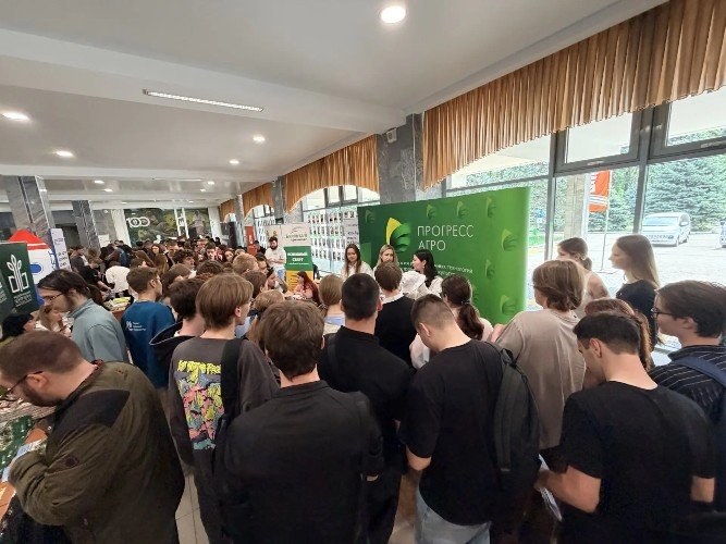 Студенты у стенца компании «Прогресс Агро»