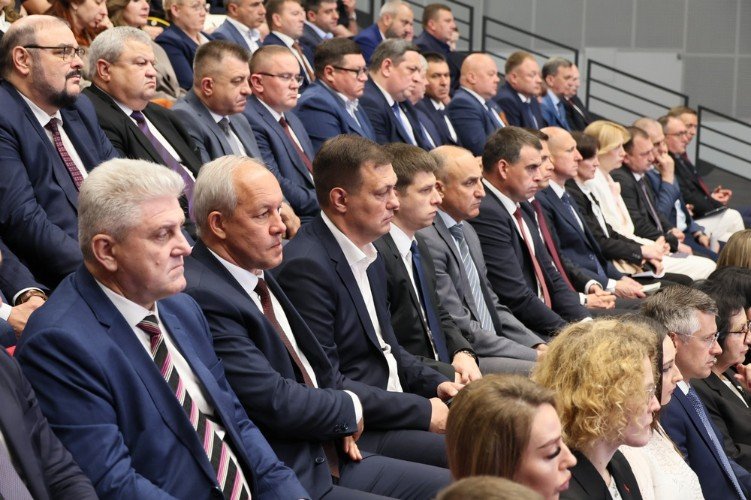 Люди в зале