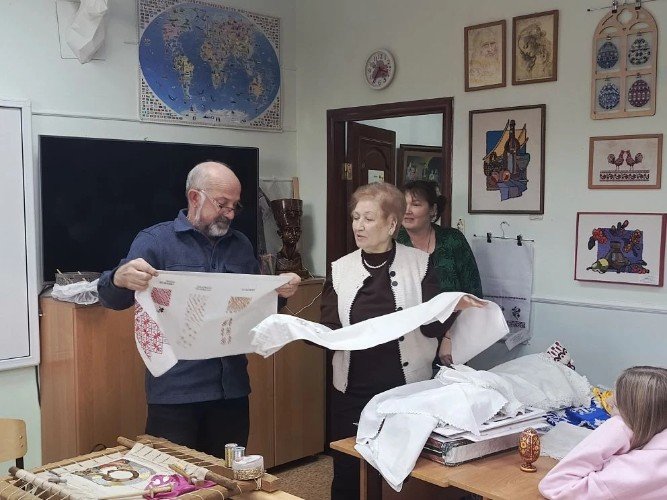 В проекте по кубанской народной вышивке приняли участие более 100 учеников