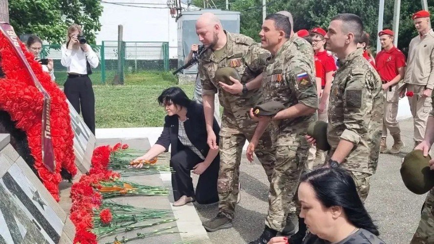 Возложение цветов к памятнику