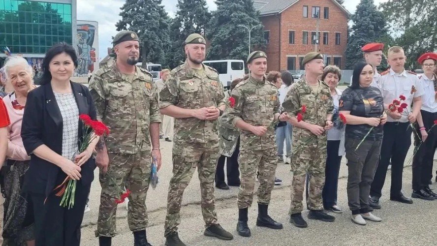 Участинки ансамбля «Новороссия» (в центре)