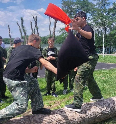 Бой на бревне