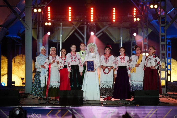 Победители конкурса казачьей песни на сцене в хуторе Аргатове