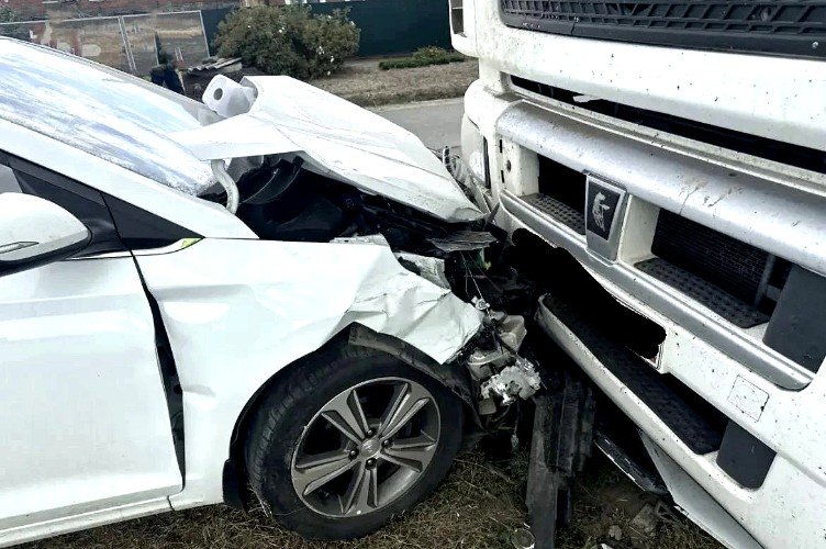 Два столкнувшихся белых автомобиля