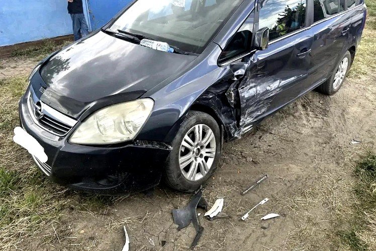 Повреждённый автомобиль Opel