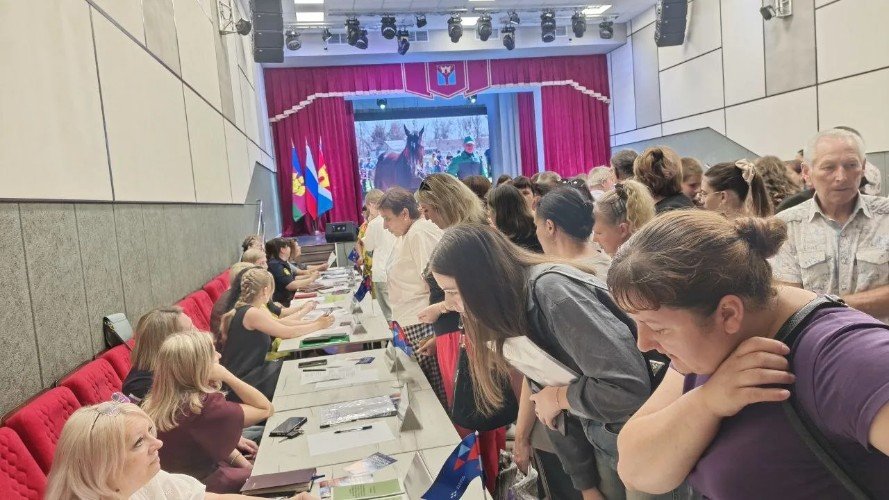 Соискатели на ярмарке трудоустройства в Усть-Лабинском ГДК